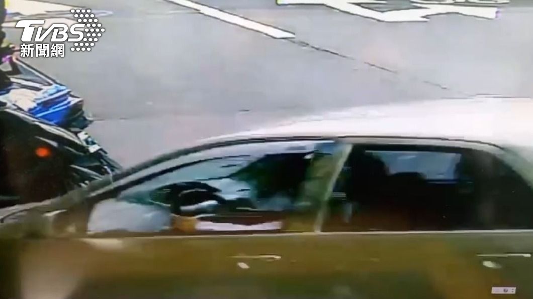 老翁誤將油門當成煞車。（圖／TVBS）