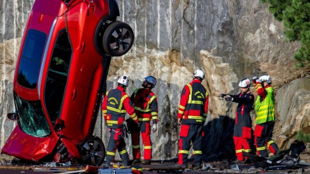 先前Volvo為了測試車輛安全項，將車輛從30公尺的高空墜下。（圖／翻攝自Volvo）