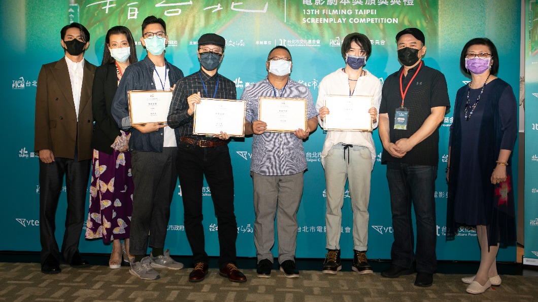 拍台北第13屆評審、影委會總監饒紫娟(右一)與得獎者合影。(圖/台北市電影委員會提供)