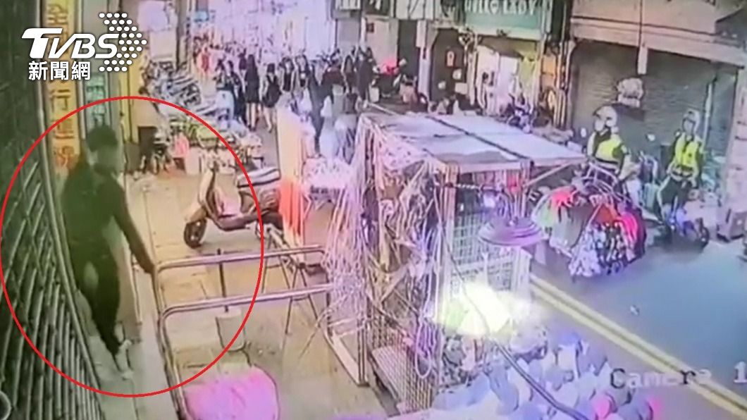 鄭姓車手看到巡邏警員後馬上轉身逃跑。(圖/TVBS)
