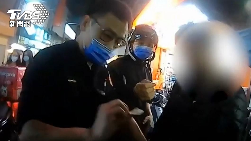 警方在鄭姓車手的包包內搜出贓款與多張提款卡。(圖/TVBS)