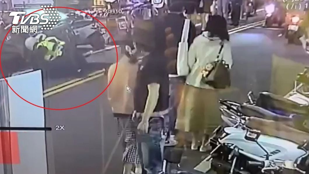 鄭姓車手被警方壓制逮捕。(圖/TVBS)