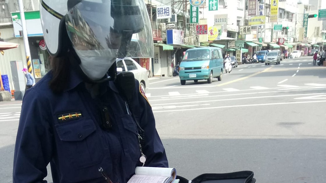 遭開單也暗爽?騎士曝女警照「罰單香香的」 網友暴動了