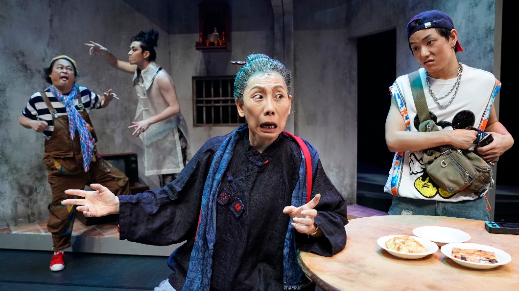 郎祖筠（圖中）飾演道士阿媽一角。（圖／春河劇團提供）