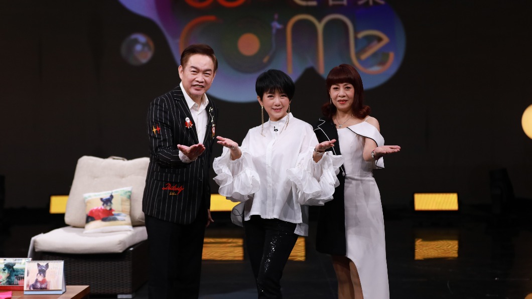 周思潔(圖中)登上康康、魏淑蓮主持的《音樂Welcome》。(圖/東風衛視提供)