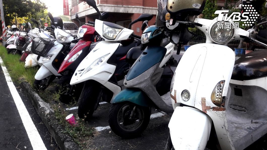 最棒身教!母機車架被撞斷 女兒1句話網友讚:超暖心