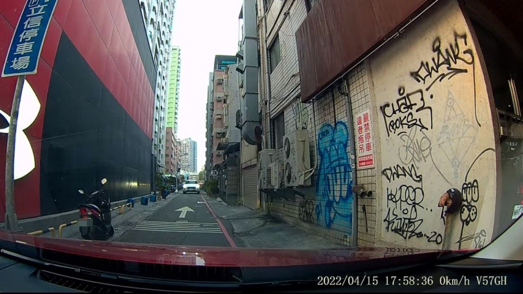 怒了!保時捷單行道逆向堵路 順向女駕駛被逼倒車讓它走