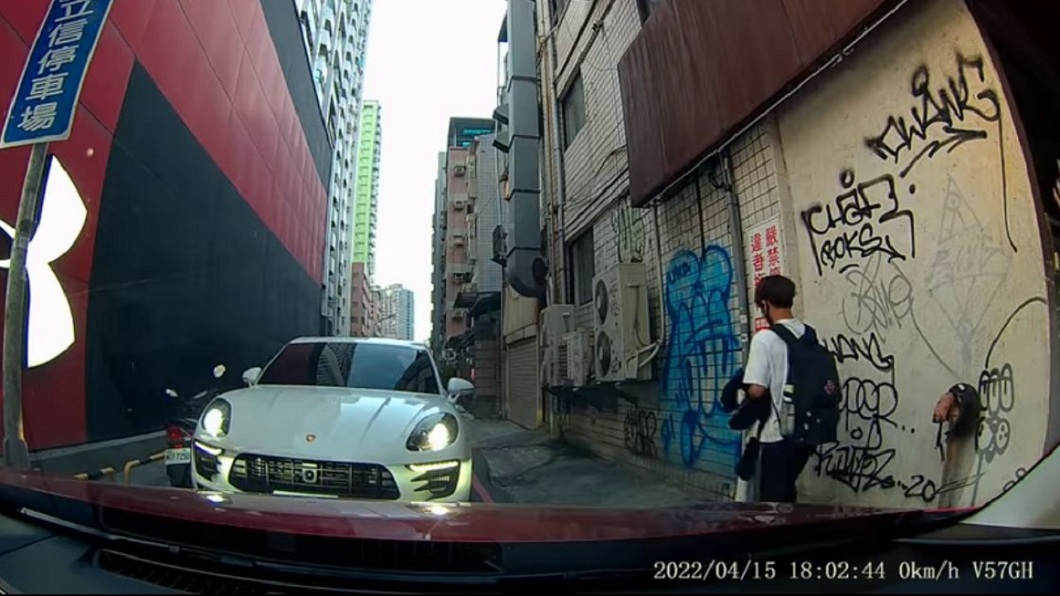 沒想到保時捷竟然一路開過來進逼順向車駕駛。（圖／翻攝自爆料公社）