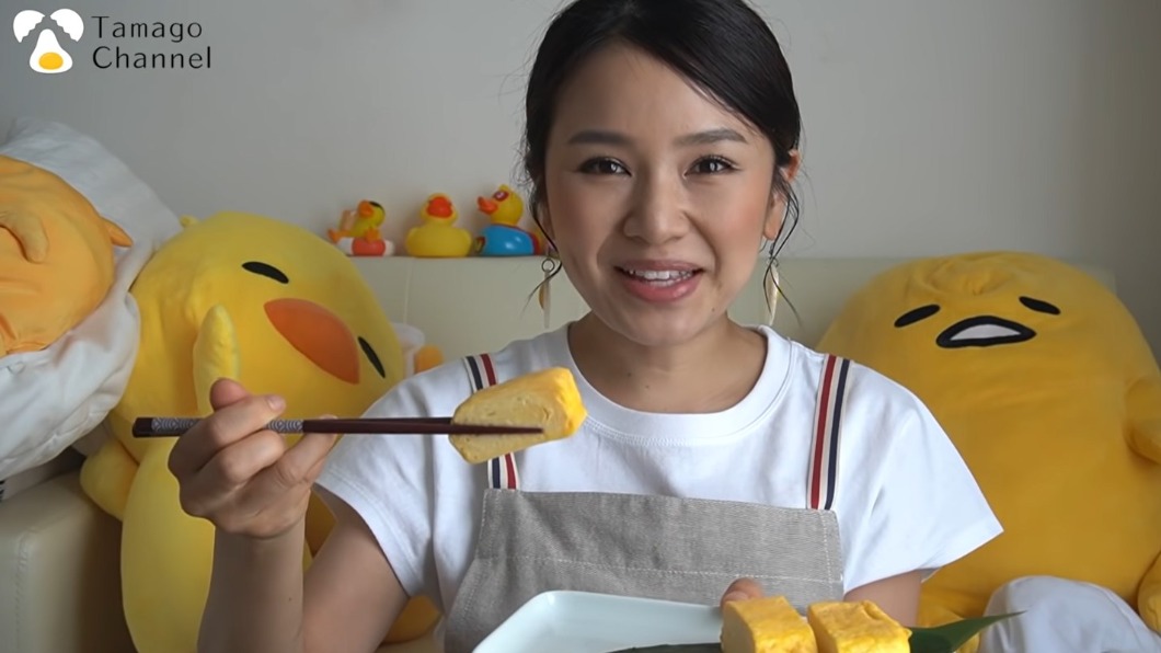 日本雞蛋達人友加里拍攝玉子燒作法教學影片。（圖／翻攝自料理研究家ゆかりのおうちで簡単レシピ / Yukari's Kitchen Youtube）