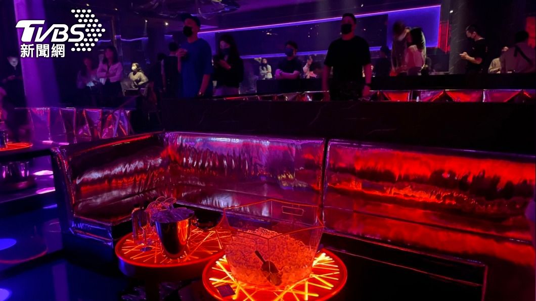 夜店「AI Night Club」仍有空包廂。（圖／謝佩樺攝）