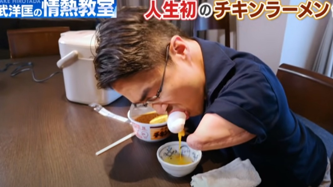 就連打蛋也難不倒乙武洋匡。(圖/翻攝自乙武洋匡の情熱教室 )