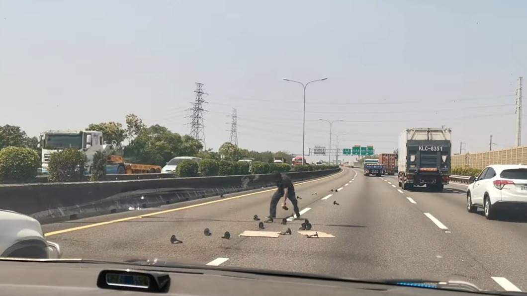 國道仁德段散落不明掉落物。(圖/八卦村 - 行車紀錄器影片)上傳中心