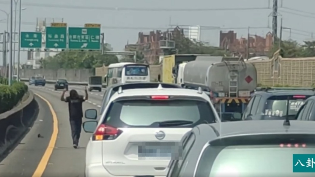 上車前不忘手比愛心感謝後方車輛。(圖/八卦村 - 行車紀錄器影片)上傳中心