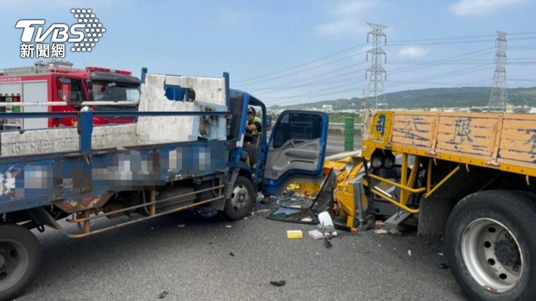 又被撞!國3小貨車零減速A上去 駕駛受困