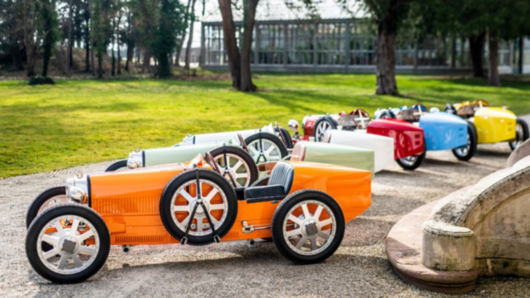 富豪買的是Bugatti與The Little Car Company合作的縮小比例復古電動童車。（圖／翻攝自Bugatti）
