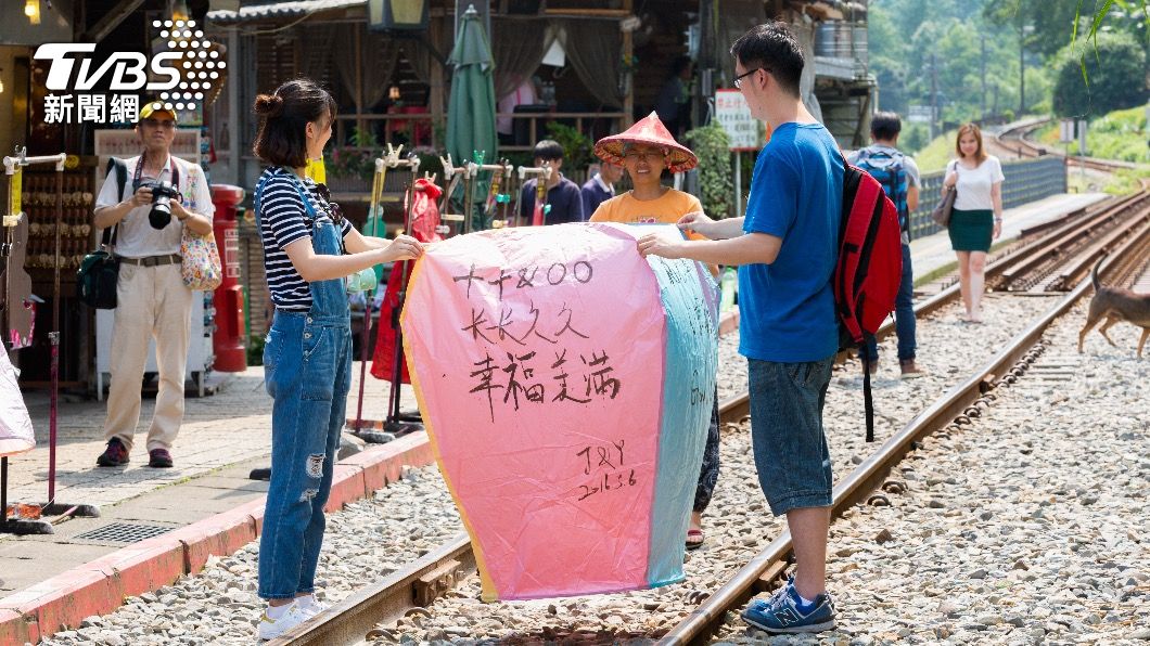 國內旅遊也會加速點狀擴散的族群。（示意圖／shutterstock達志影像）