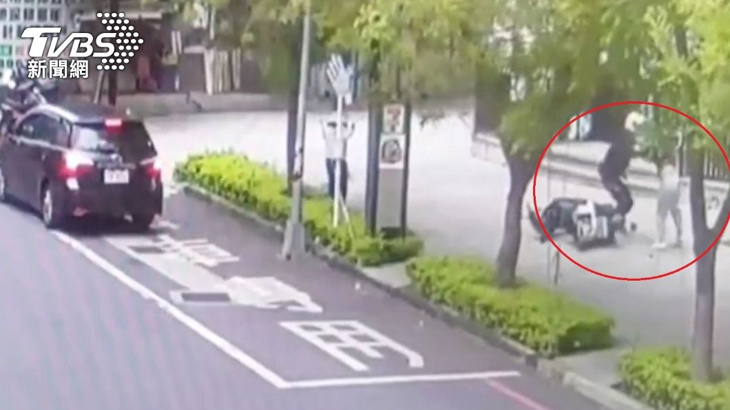 彭男不肯配合調查,與警員扭打。(圖/TVBS)