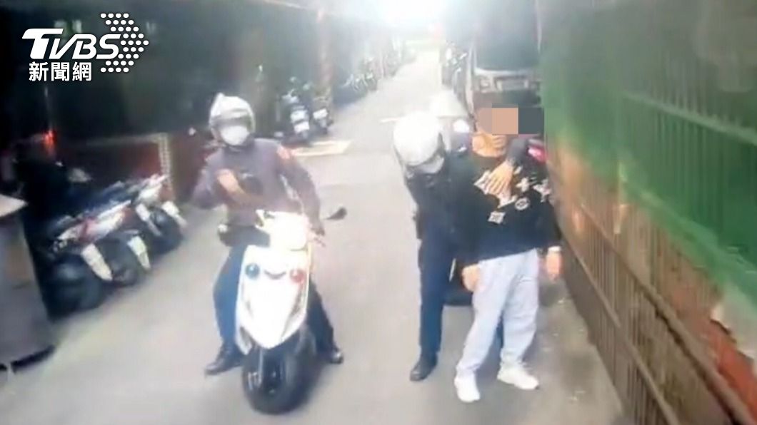 彭男逃逸500公尺後仍被支援警力攔截逮捕。(圖/TVBS)