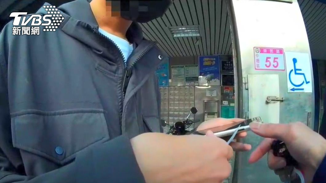 羅同學到郵局操作ＡＴＭ，幸好休假員警協助阻詐。圖／TVBS