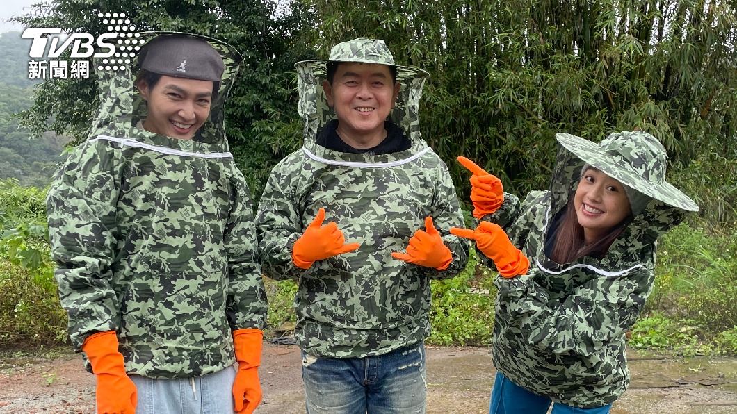 炎亞綸(左起)、庹宗康以及吳映潔為指定食材特地到養蜂場採蜂蜜。(圖/TVBS)