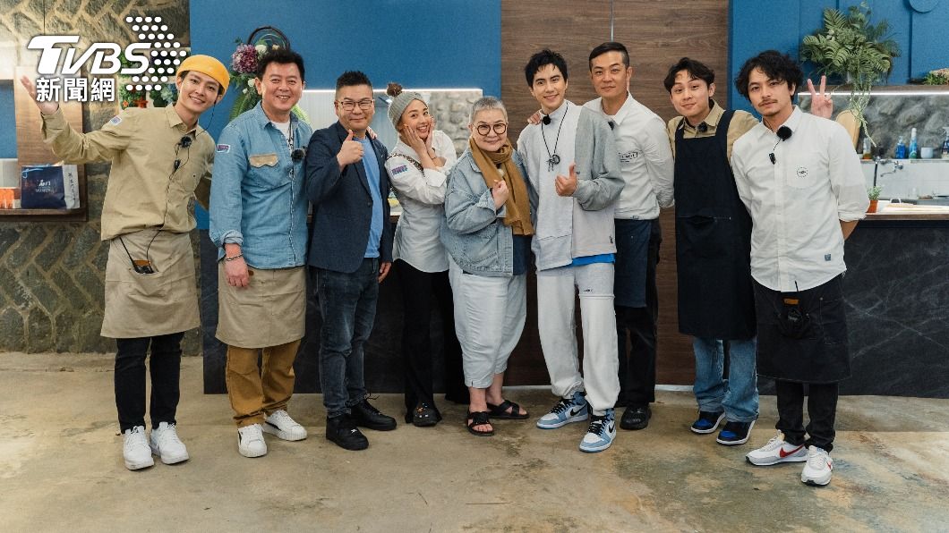 沈玉琳(左三)、胡天蘭(中)以及潘君侖(右四)日前到「老屋」用餐。(圖/TVBS)