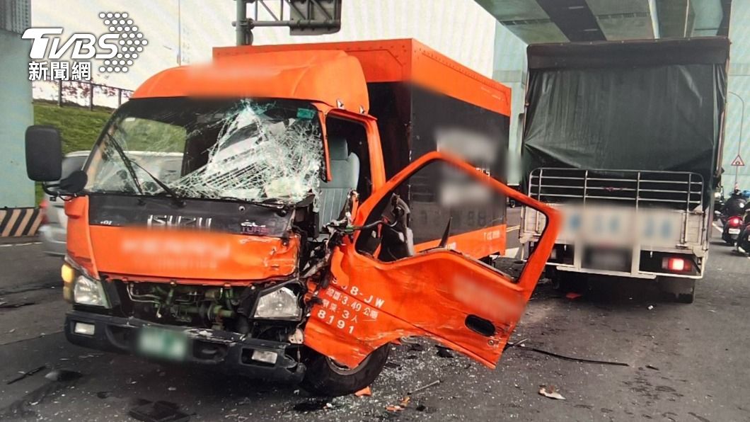 趕時間送貨?物流車違規左轉貨車閃不及 左半邊全爛