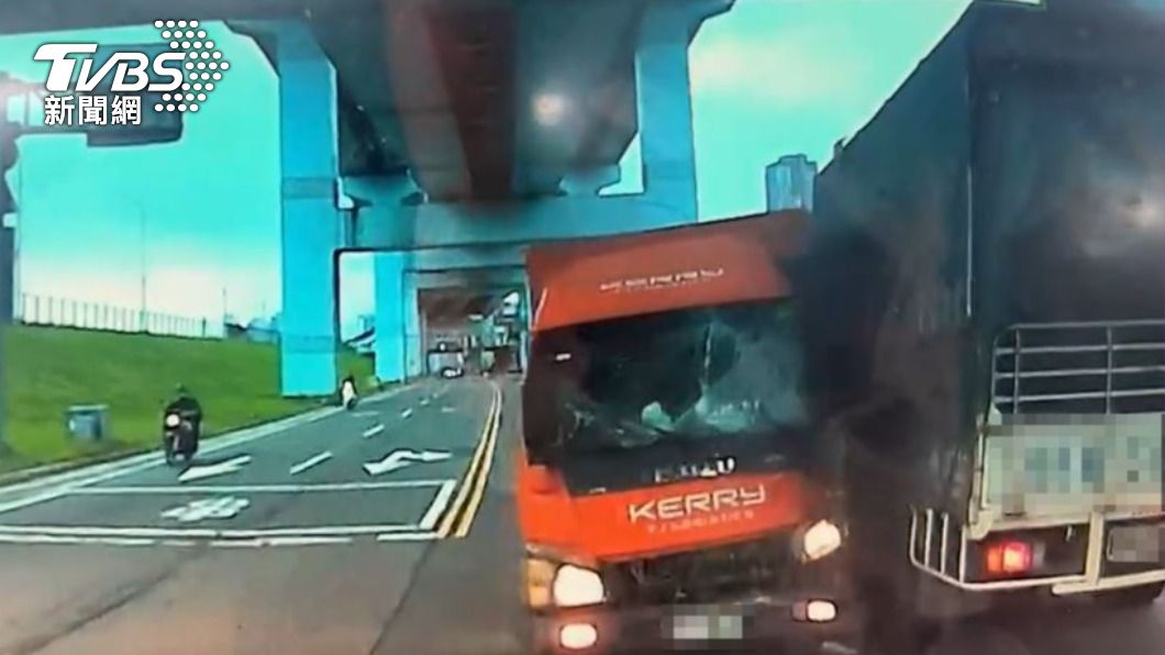 物流車違規左轉，貨車閃不及。（圖／TVBS）