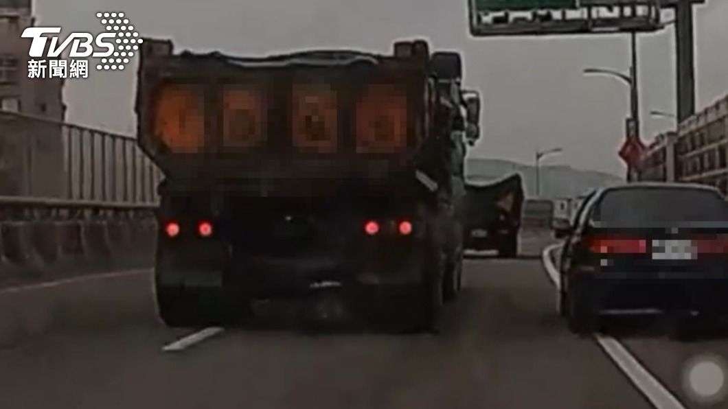 小轎車被迫讓道。（圖／翻攝臉書八里）