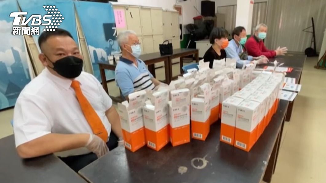 基隆市率先推出「全民愛心防疫篩檢計畫」,大規模發放快篩試劑。(圖/TVBS)