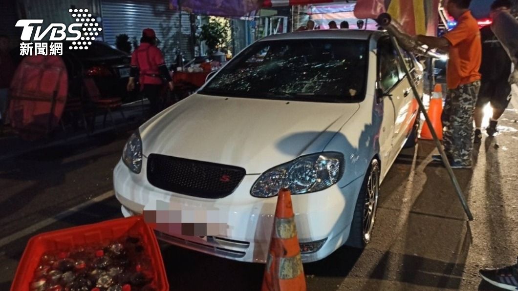 駕駛血糖低昏厥!轎車如推土機撞流水席 警消破窗救人