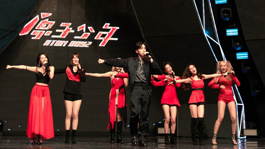 女團「G.O.F」特地改編坤達的經典神曲〈放手〉。（圖／野火娛樂提供）