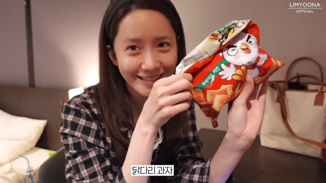 潤娥分享自己餅乾如何保存。(圖/翻攝自Yoona's So Wonderful Day YouTube)