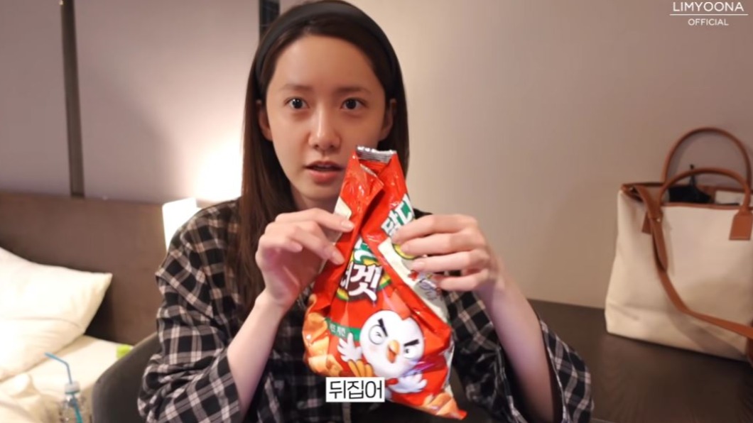不用工具就能將餅乾和洋芋片封起來。(圖/翻攝自Yoona's So Wonderful Day YouTube)