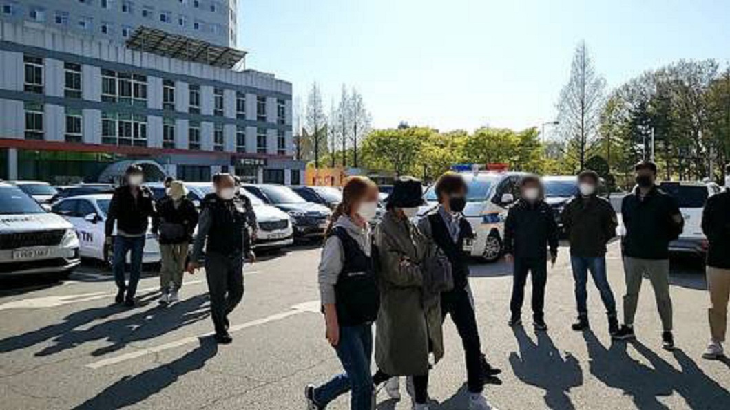 事件起因在於女方欲詐領保險金而夥同小王殺害丈夫。(圖/翻攝自推特짤 주워오는 펭귄 @jjal_penguin)