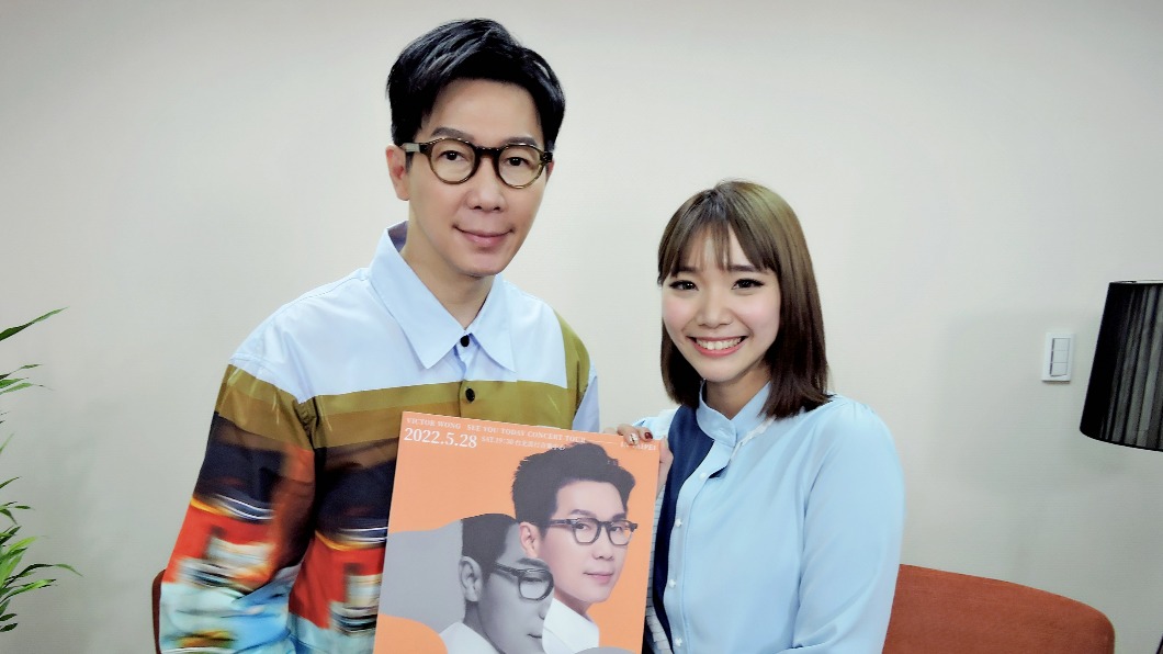 品冠和老婆結婚的原因竟是因為「蝦餃」,圖右為節目主持人謝佑昀。(圖/東森提供)