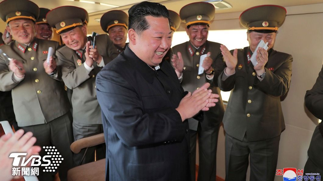 金正恩指示要繼續提升防衛力與核戰力。(圖/達志影像美聯社)