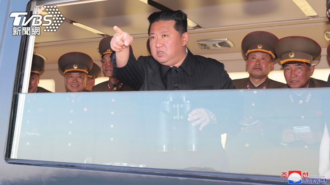 北韓領導人金正恩親臨試射現場。(圖/達志影像美聯社)