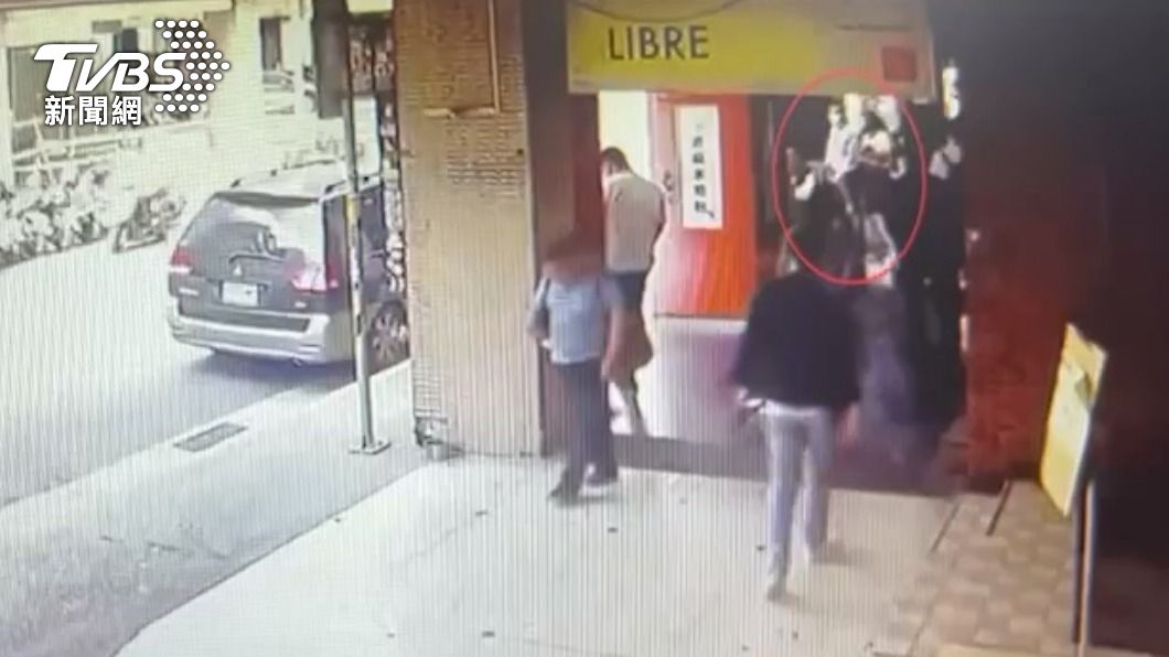 嫌犯到被害人工作地討債。（圖／TVBS）