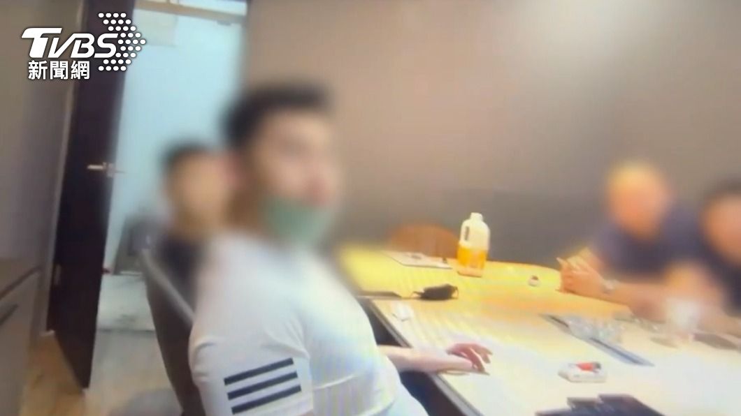 警方攻堅逮人。(圖/TVBS)