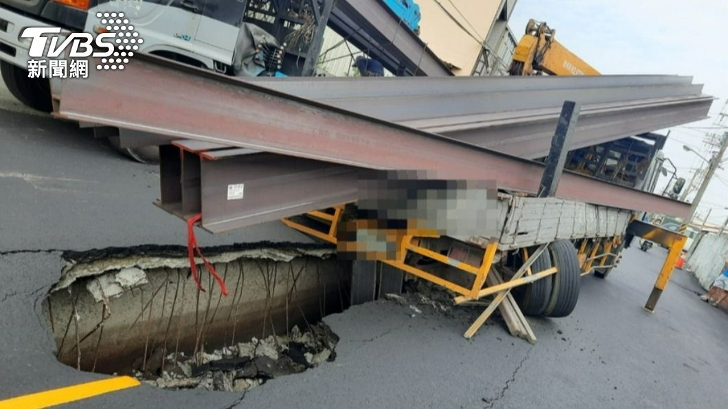 台南大晴天驚見「吃車」天坑　疑貨車超載致地下箱涵破裂