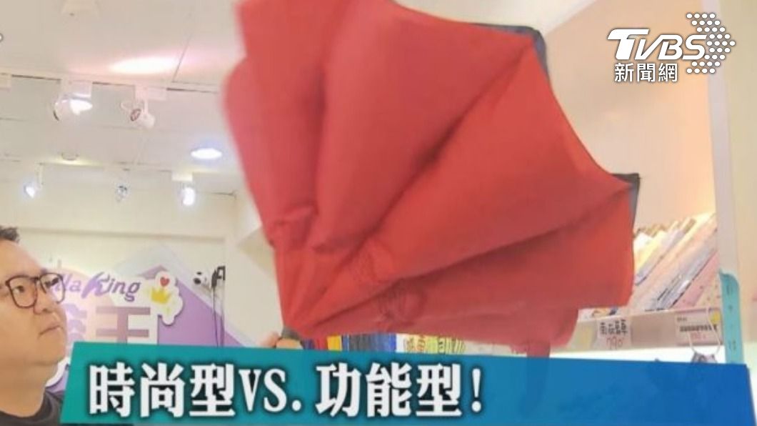 許多人推薦可以直接購買反向傘,上下車都變得很方便。(圖/TVBS)
