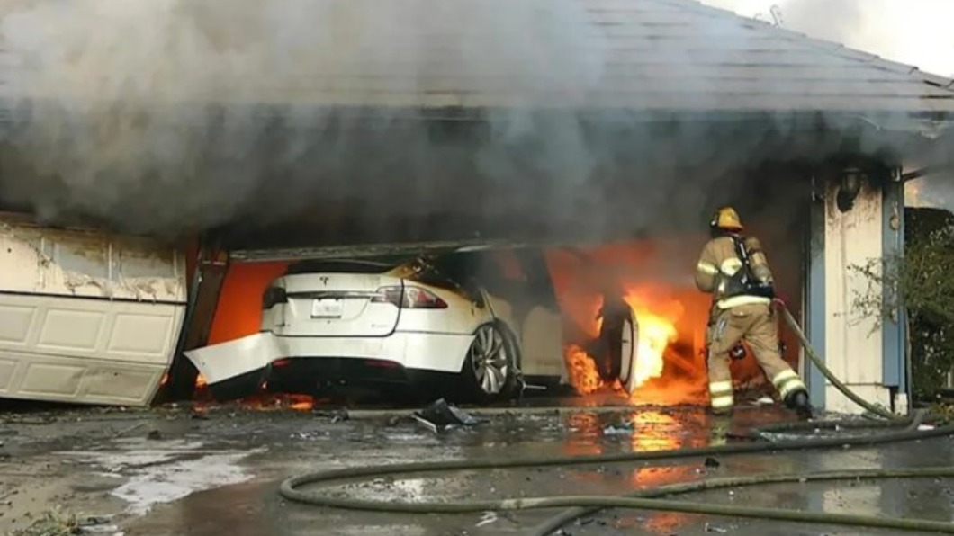 先前有報導指出為了撲滅電動車失火，消防隊派出8名消防員花了7個小時和10萬公升的水才成功。（圖／翻攝自推特@Sawyer Merritt）
