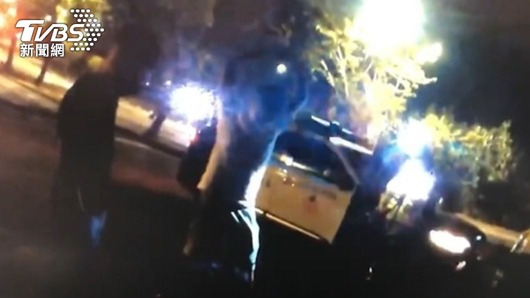 警方巡邏經過上前盤查。(圖/TVBS)