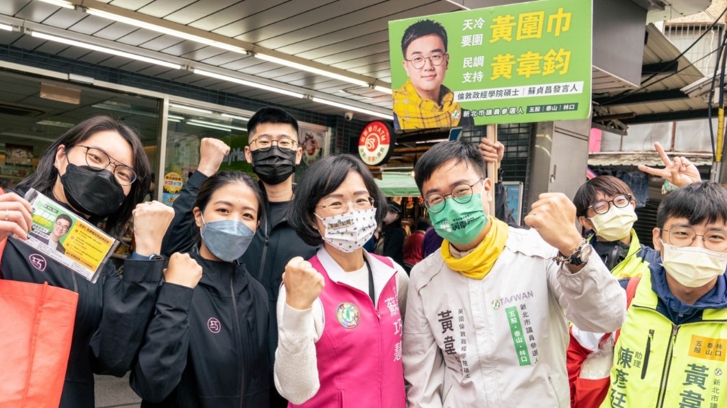 民進黨新北市五泰林選區議員參選人黃韋鈞與蘇巧慧市場拜票。(圖/黃韋鈞辦公室提供)