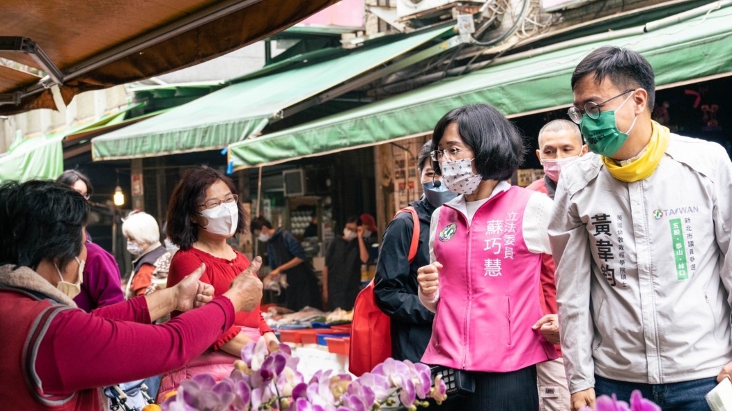 民進黨新北市五泰林選區議員參選人黃韋鈞與蘇巧慧市場拜票。(圖/黃韋鈞辦公室提供)