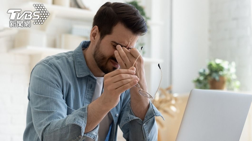 電子產品用久會雙眼乾澀。(示意圖/shutterstock達志影像)