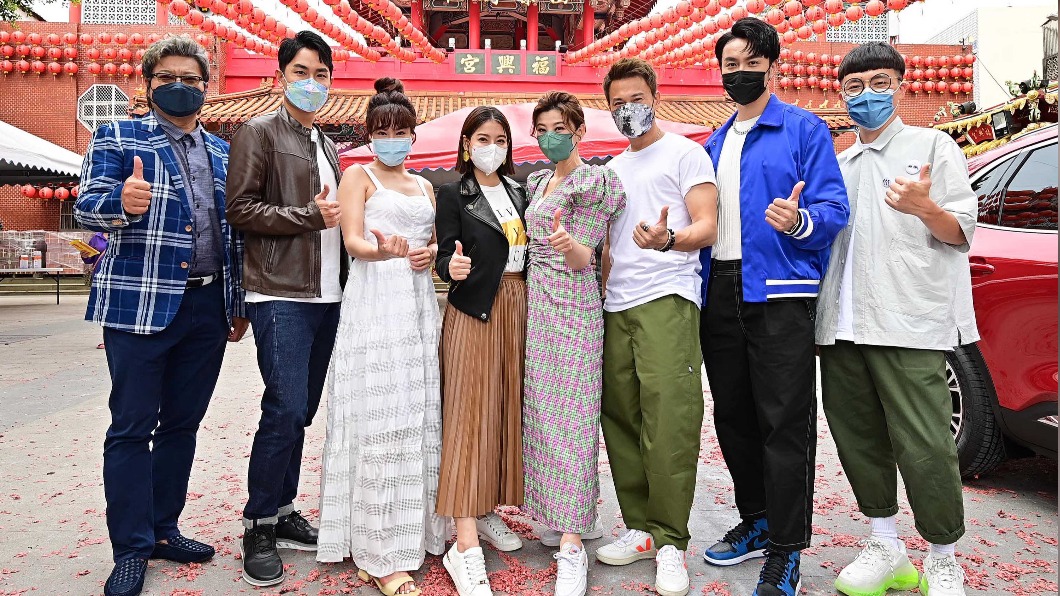 左起陳文山、陳謙文、邱琦雯、王樂妍、方馨、王振復、張雁名、白小白到福興宮參拜。(圖/台視提供)