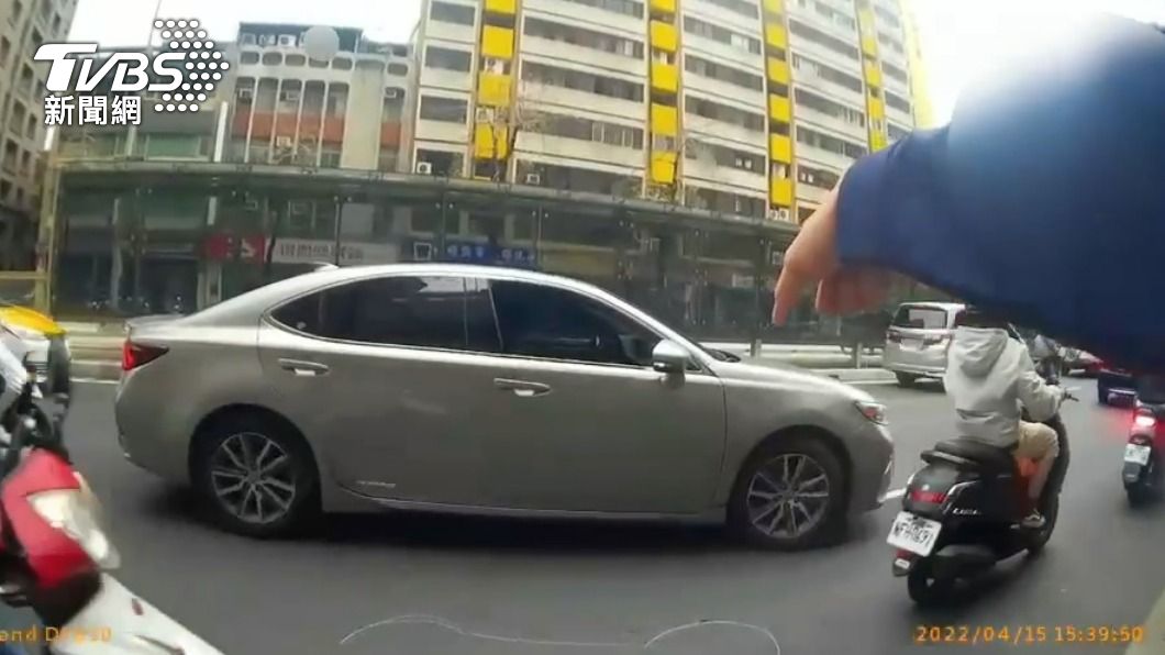 轎車後座8旬婦人路中央開車門。(圖/TVBS)
