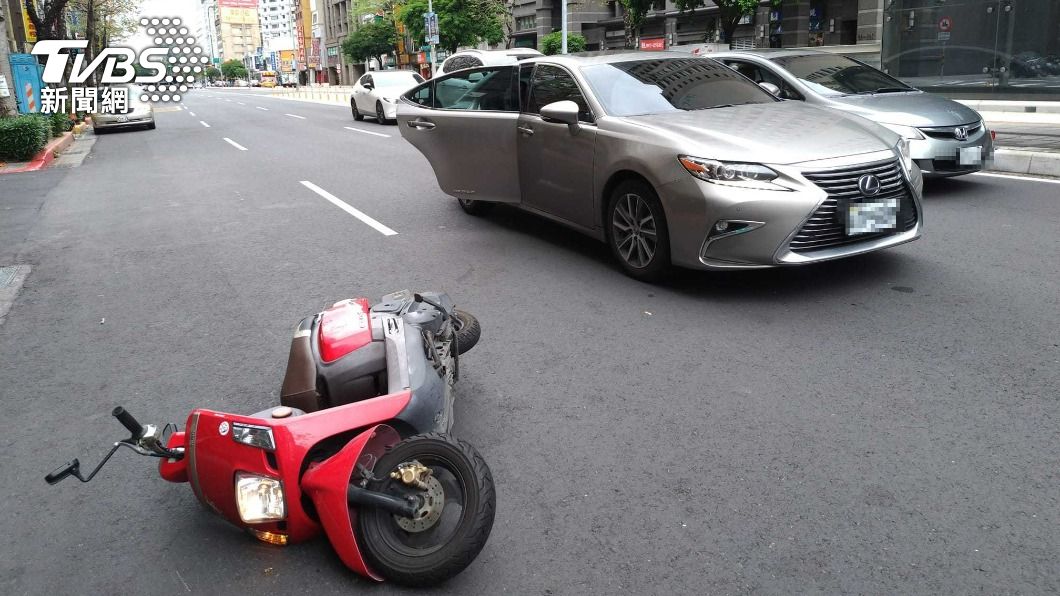 謝懷瑩被車門打到連人帶車摔出去。(圖/TVBS、當事人提供)