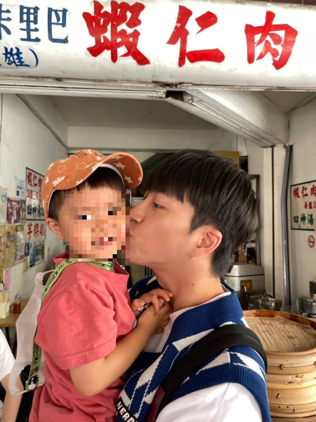 江宏傑親吻兒子臉頰。(圖/翻攝自江宏傑臉書)